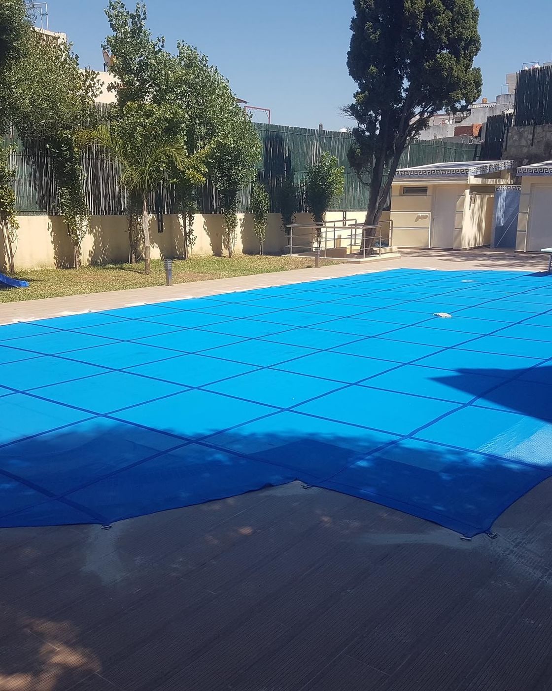 Couverture de piscine bleue tendue