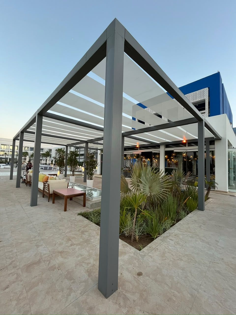 Pergola aluminium à lames sur une terrasse