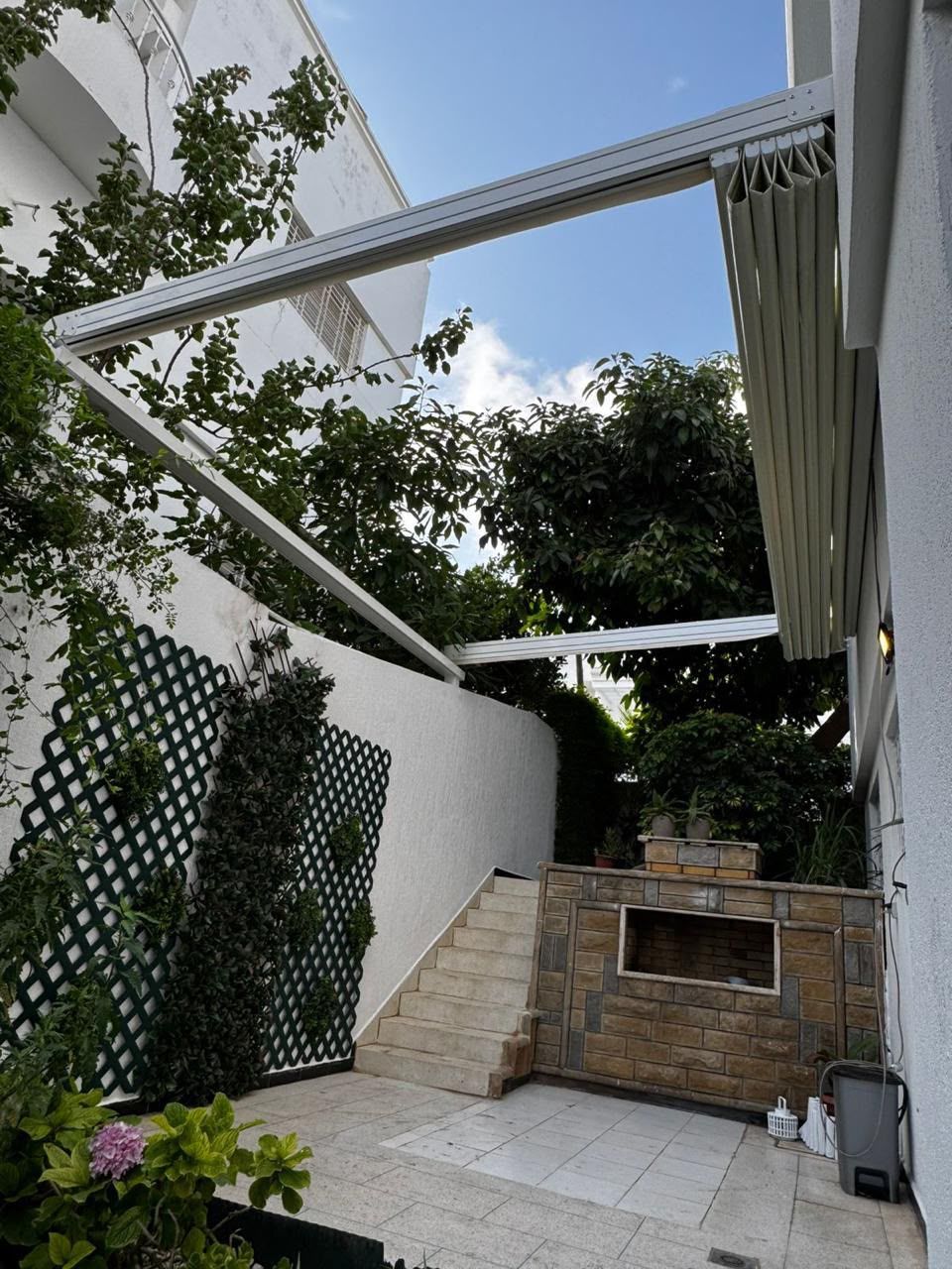 Pergola rétractable dans une cour