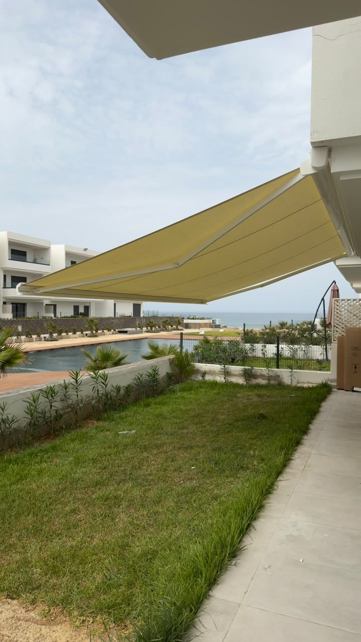 Store banne au-dessus d'un jardin
