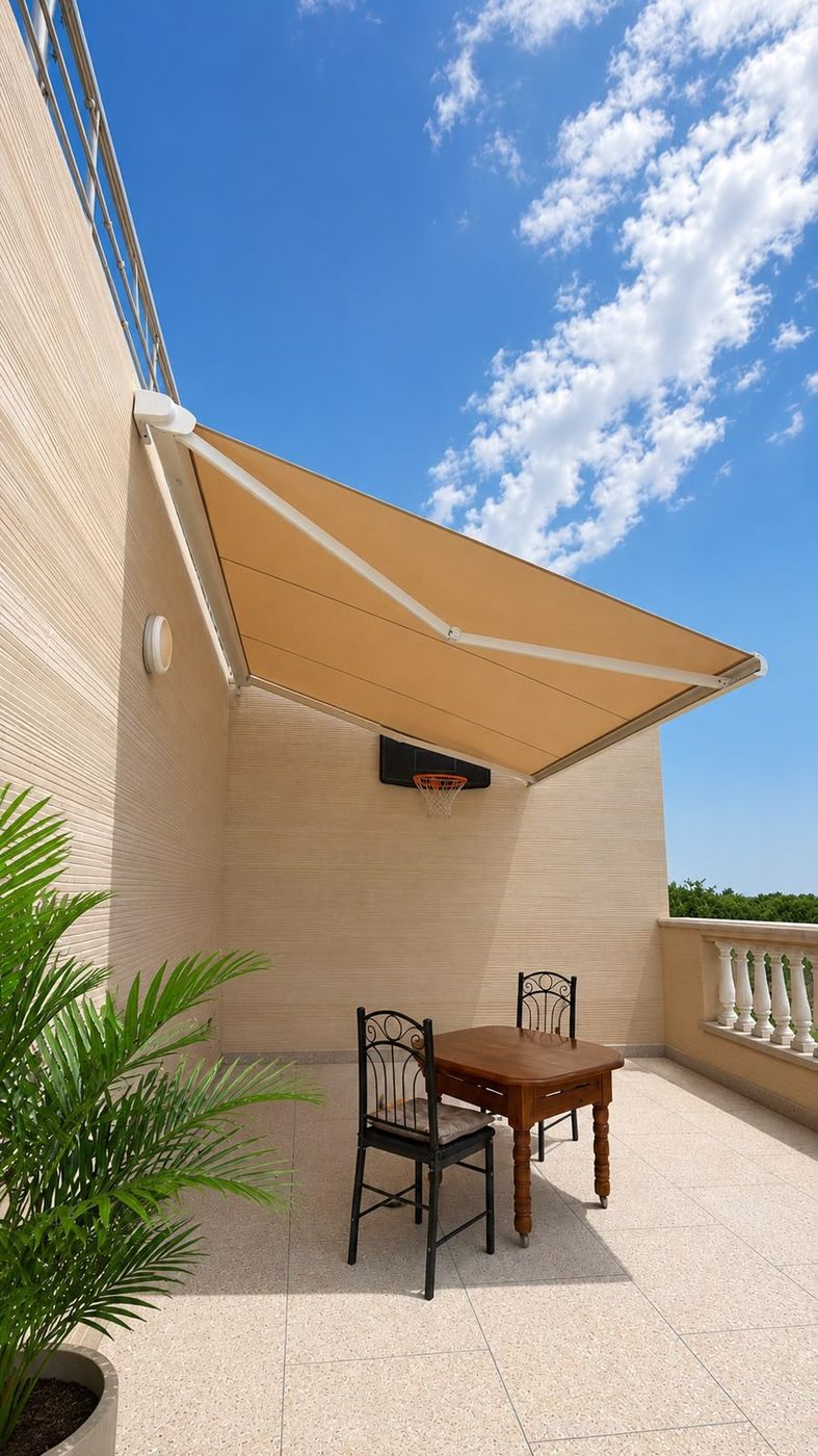 Store banne beige déployé sur une terrasse ensoleillée